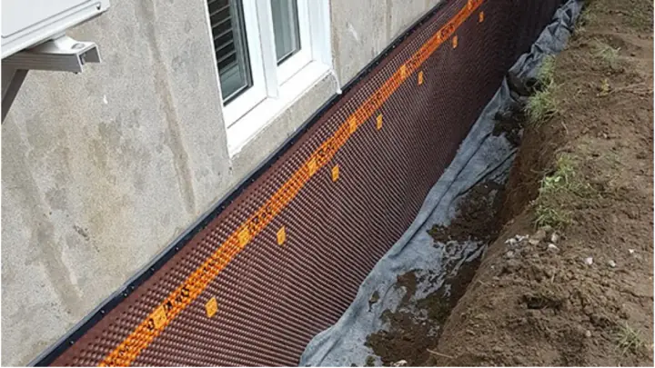 Système de drainage et membrane drainante sur fondation