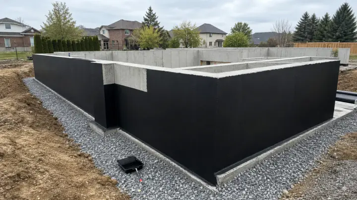 Application d'une membrane liquide sur mur de fondation